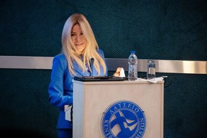 Εριέττα Κούρκουλου Λάτση | Το οικογενειακό κλικ στο στολισμένο για τις γιορτές σαλόνι του σπιτιού της στην Αθήνα - εικόνα 3