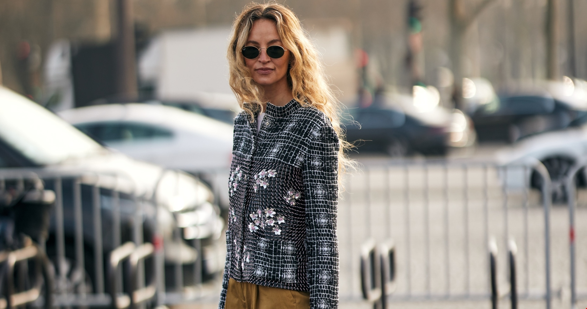 Πώς φορούν το τζιν παντελόνι οι Γαλλίδες την άνοιξη; | 10 κομψά looks για τον Απρίλιο - εικόνα 1