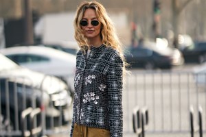 Πώς φορούν το τζιν παντελόνι οι Γαλλίδες την άνοιξη; | 10 κομψά looks για τον Απρίλιο - εικόνα 1