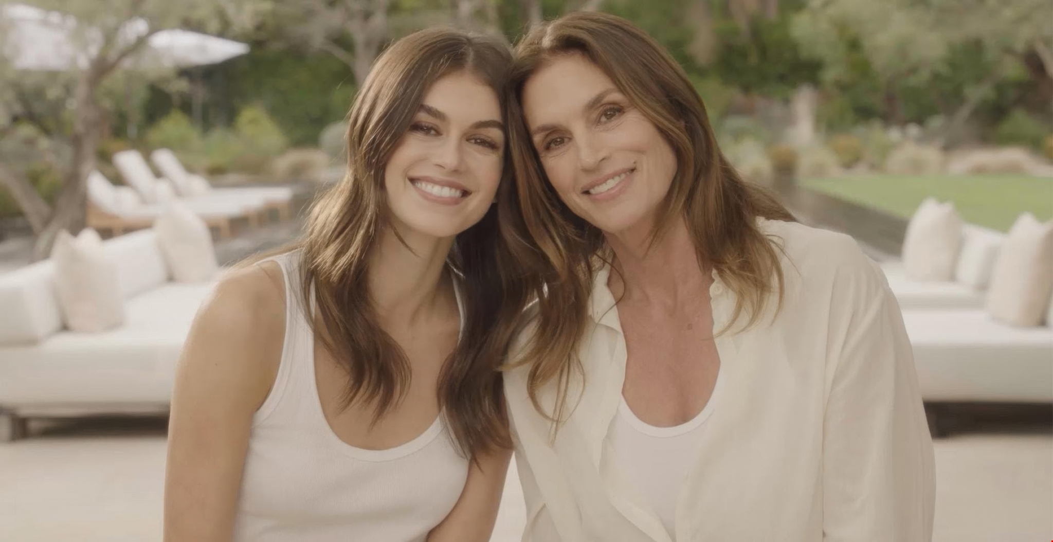 Τα must καλοκαιρινά κομμάτια από τη Zara σύμφωνα με την Kaia Gerber και τη Cindy Crawford