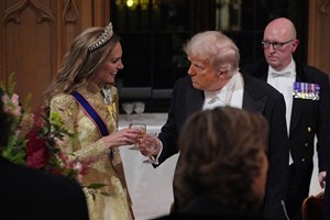 Επίσημο δείπνο στο Windsor | Η Kate Middleton με την τιάρα της Lady Di και η εντυπωσιακή εμφάνιση της Melania Trump - εικόνα 5