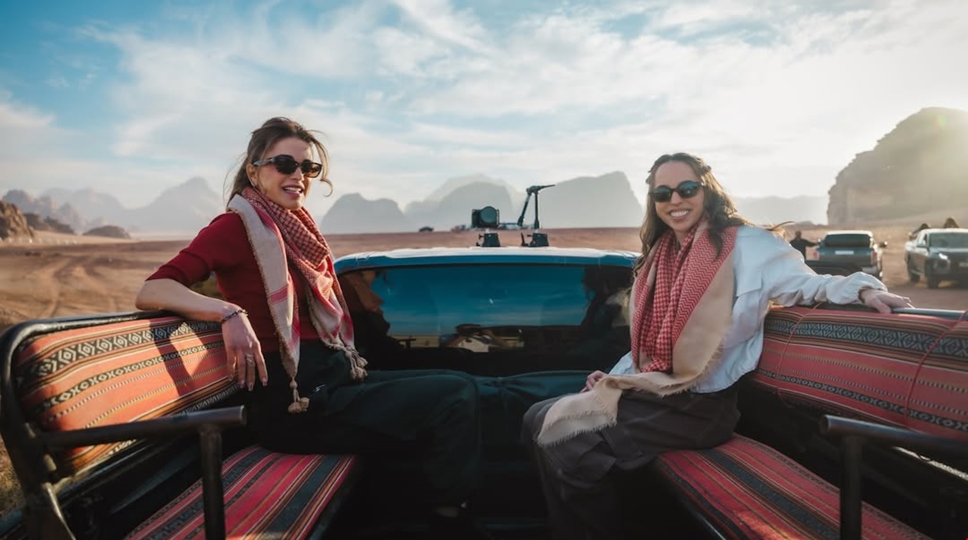 Η βασίλισσα Ράνια σε road trip με την κόρη της Salma - Οι φωτογραφίες σε καρότσα φορτηγού στην έρημο Wadi Rum