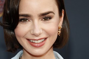 Lily Collins | Ο σύζυγος της Charlie McDowell απαντά στα κακόβουλα σχόλια για την παρένθετη μητρότητα - εικόνα 1