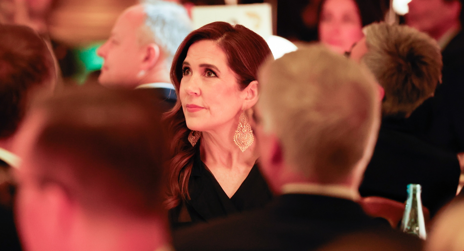 Βασίλισσα Máxima της Ολλανδίας | Με κρεμ φόρεμα και μακρύ γιλέκο Massimo Dutti σε δημόσια εμφάνιση - εικόνα 2