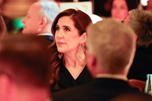 Βασίλισσα Máxima της Ολλανδίας | Με κρεμ φόρεμα και μακρύ γιλέκο Massimo Dutti σε δημόσια εμφάνιση - εικόνα 2