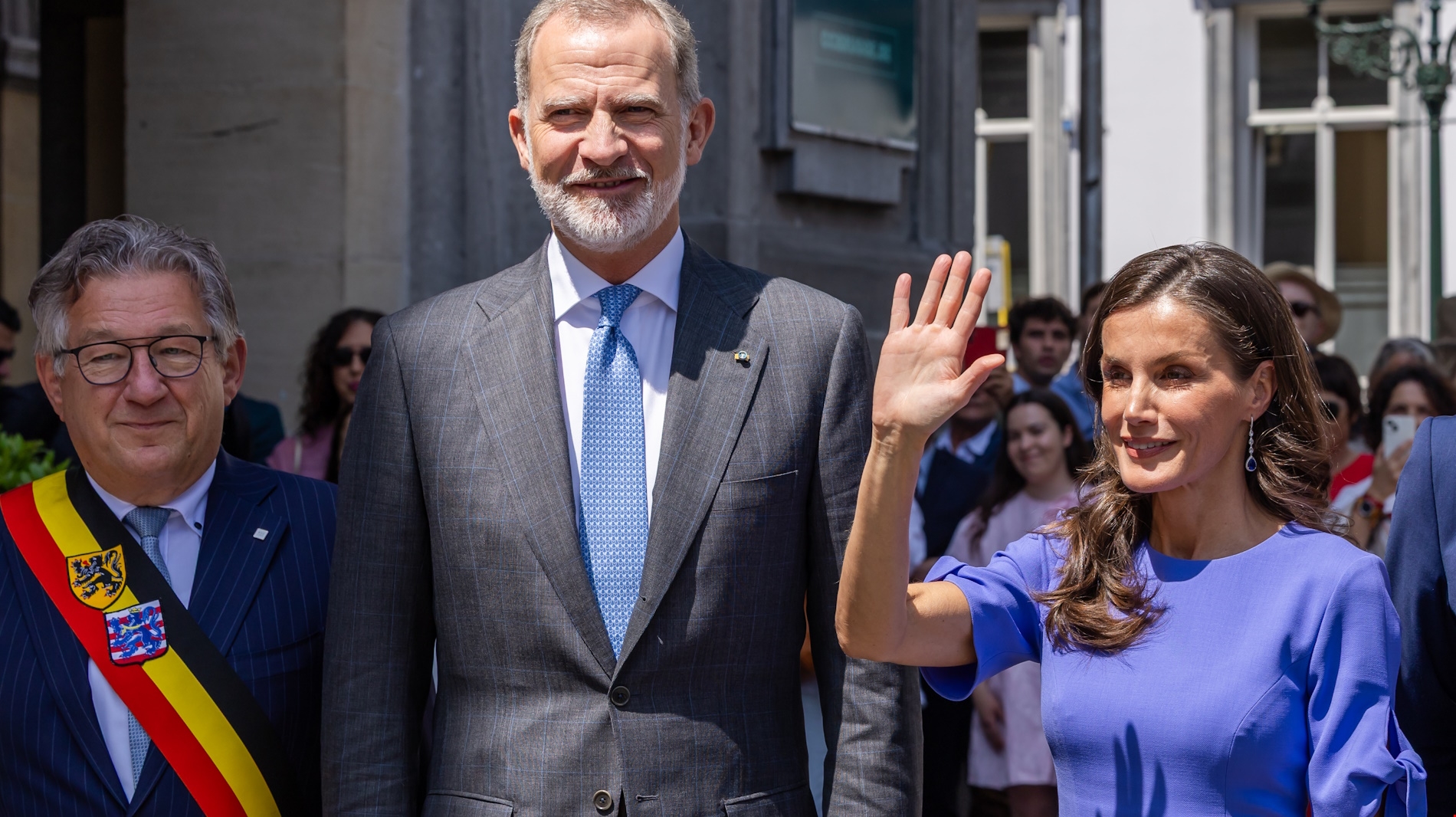 Βασίλισσα Maxima της Ολλανδίας | Με φόρεμα στην ανερχόμενη απόχρωση του καλοκαιριού που αναδεικνύει το μαύρισμα - εικόνα 1