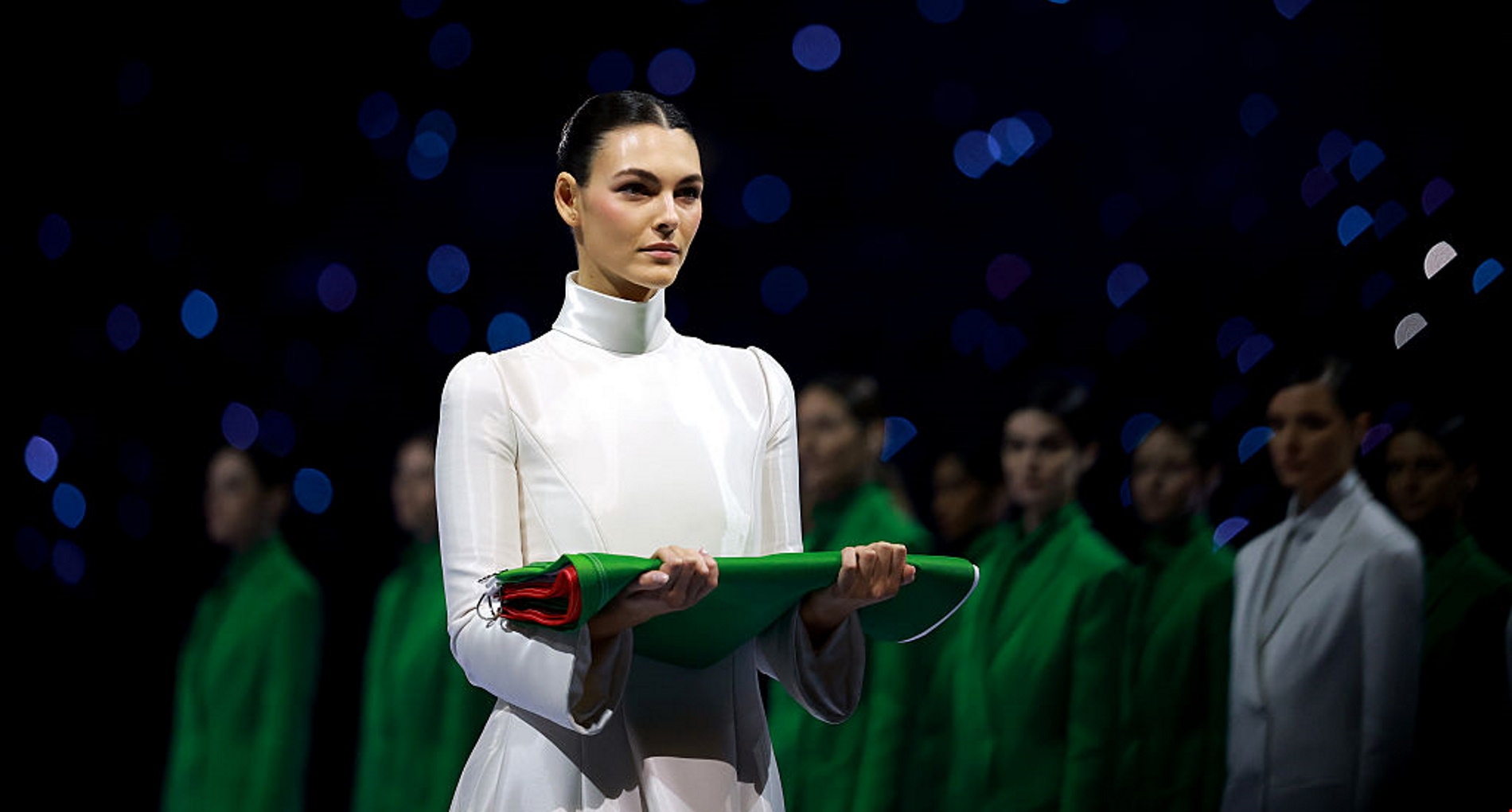 Vittoria Ceretti | Περπάτησε στα βήματα της Carla Bruni 20 χρόνια αργότερα στην τελετή έναρξης των Ολυμπιακών Αγώνων στο Μιλάνο