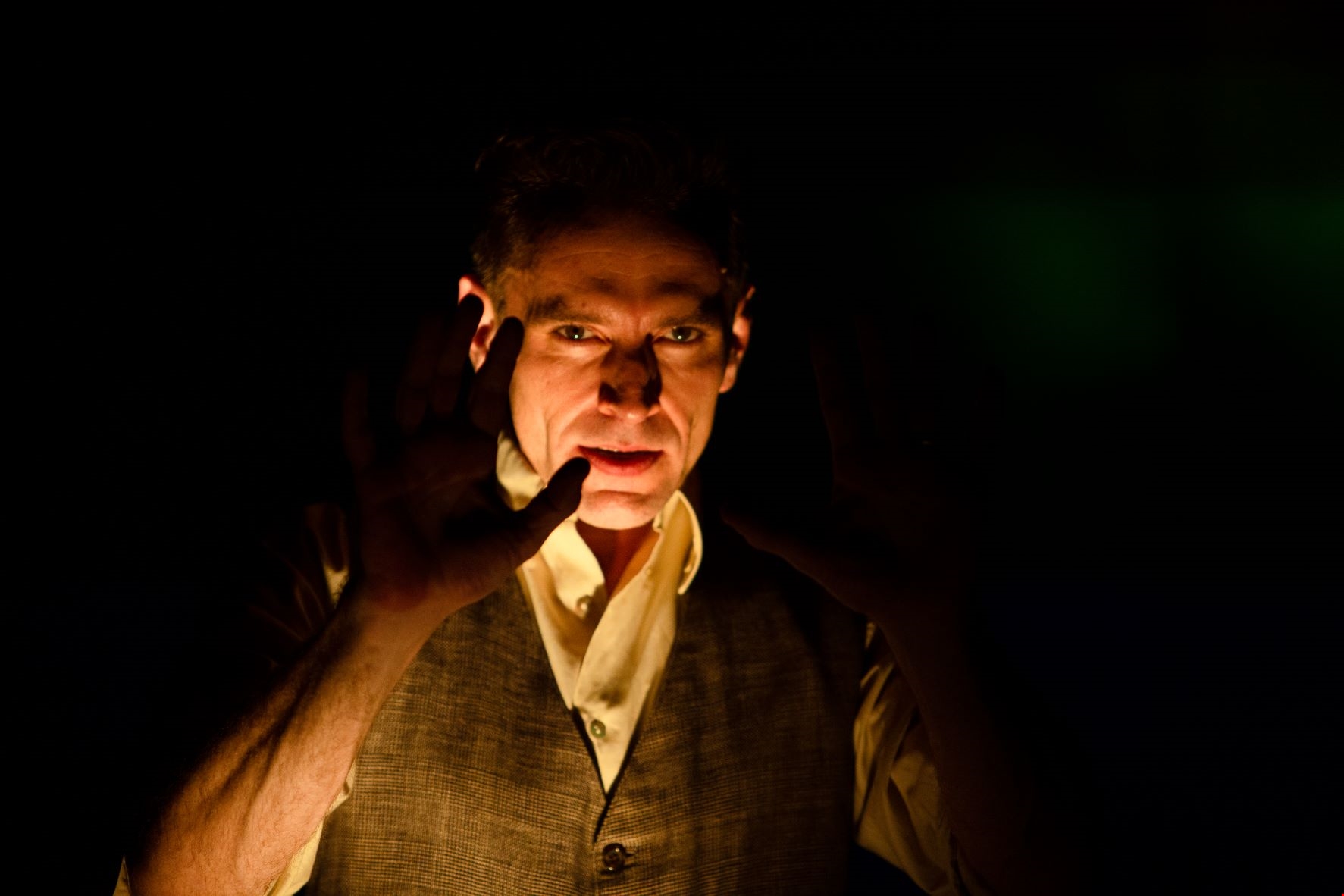 Ο Gene Gillette στην Αθήνα | Οι πρώτες φωτογραφίες από την παράσταση που θα πρωταγωνιστήσει