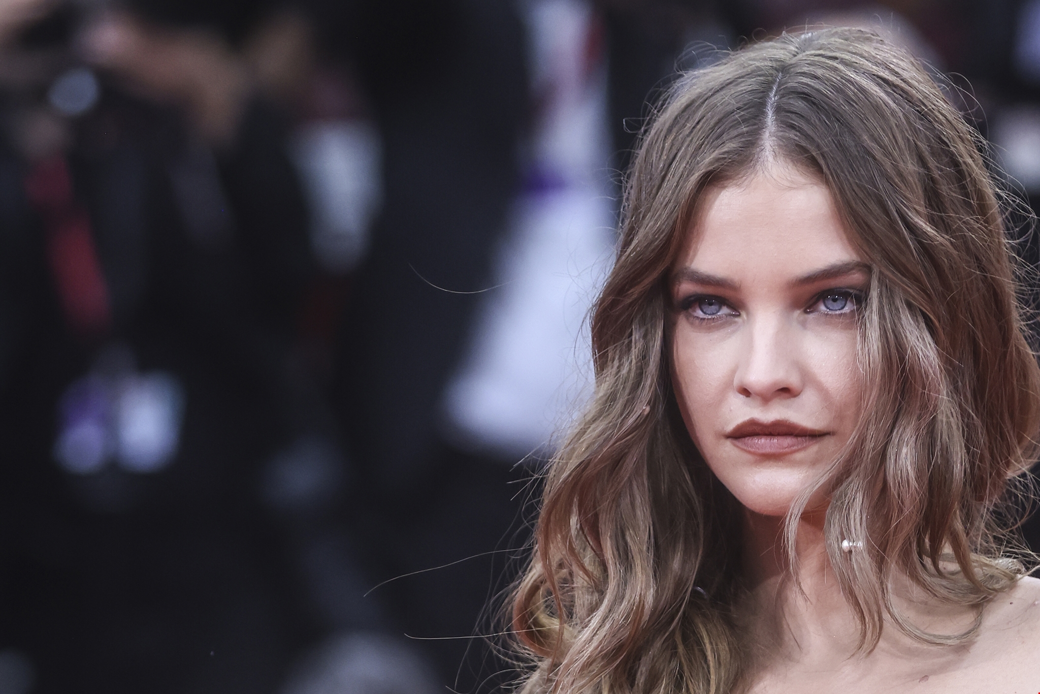 Τόνια Σωτηροπούλου | Με French bangs και messy bun στο κόκκινο χαλί του Φεστιβάλ Βενετίας - εικόνα 1