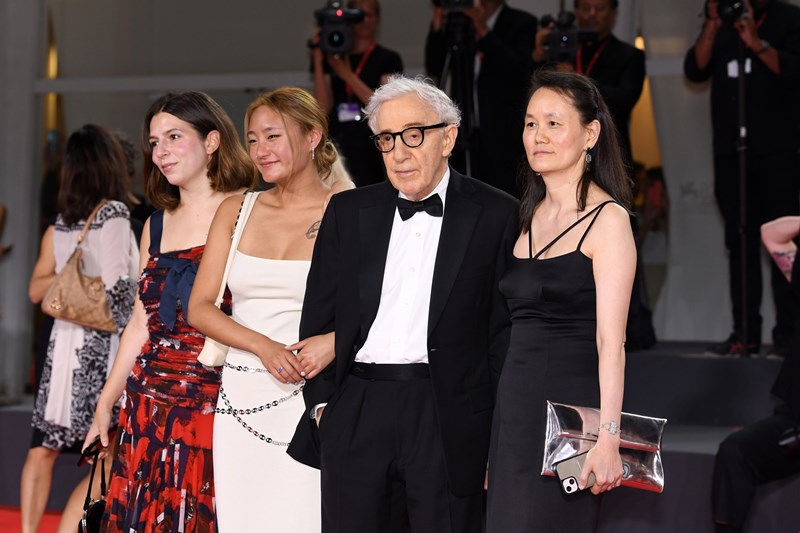 O Woody Allen με την οικογένειά του