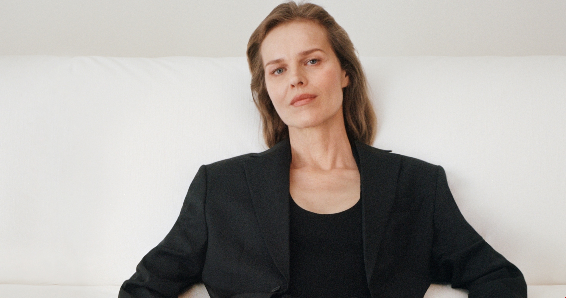 Μarta Ortega | Γιατί το Zara σουέτ αμάνικο πανωφόρι που επέλεξε είναι ιδανικό για τη μεταβατική σεζόν - εικόνα 3