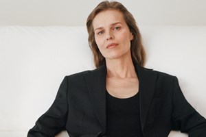 Μarta Ortega | Γιατί το Zara σουέτ αμάνικο πανωφόρι που επέλεξε είναι ιδανικό για τη μεταβατική σεζόν - εικόνα 3