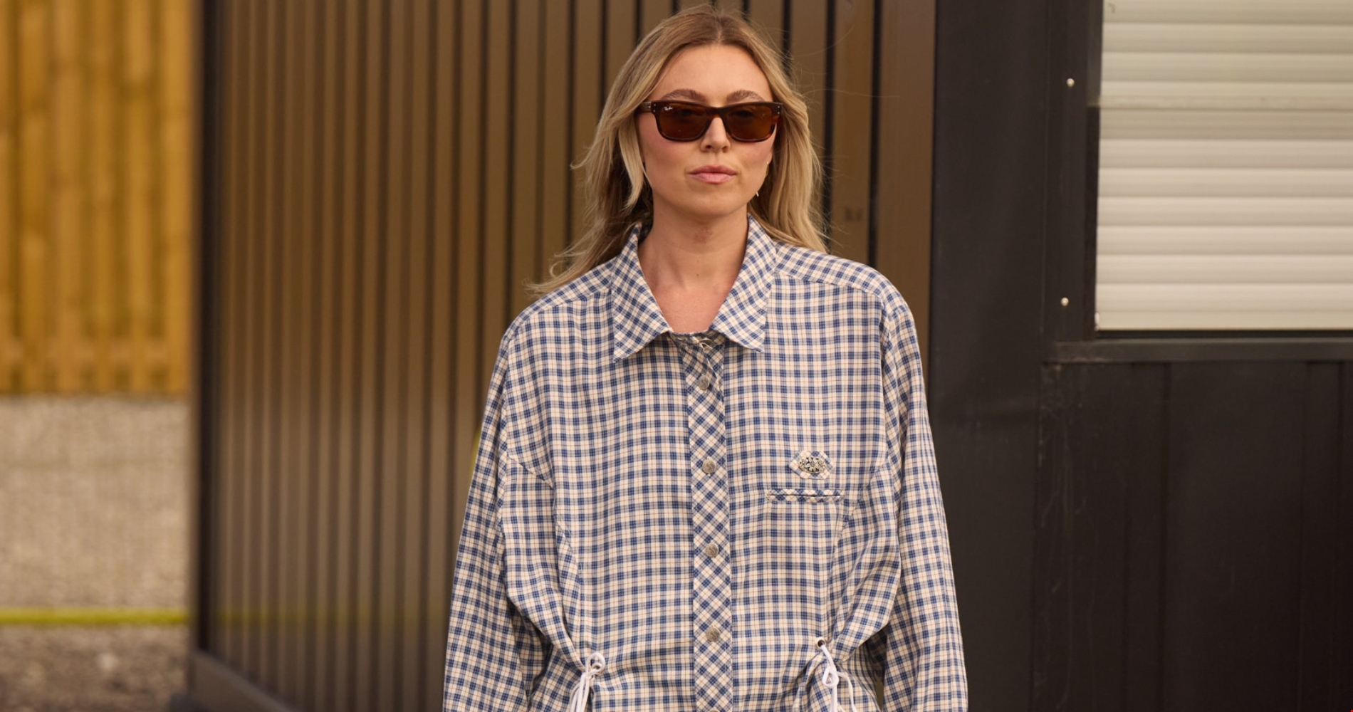 Η Χρυσή Βαρδινογιάννη με floral σατέν φούστα και sneakers στα γενέθλια της Όλγας Κεφαλογιάννη - εικόνα 3