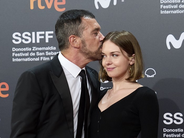 Ο Antonio Banderas μοιράζεται αδημοσίευτες φωτογραφίες με την κόρη του, Stella, μετά τον ιδιωτικό γάμο της