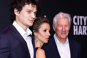 Richard Gere - Alejandra Silva | Ερωτευμένοι και εντυπωσιακοί στο front row του show του οίκου Giorgio Armani - εικόνα 1