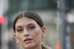 Αντιγόνη Κουλουκάκου | Βρήκαμε το τέλειο κόκκινο κραγιόν που επιλέγει στις επίσημες εμφανίσεις της - εικόνα 2