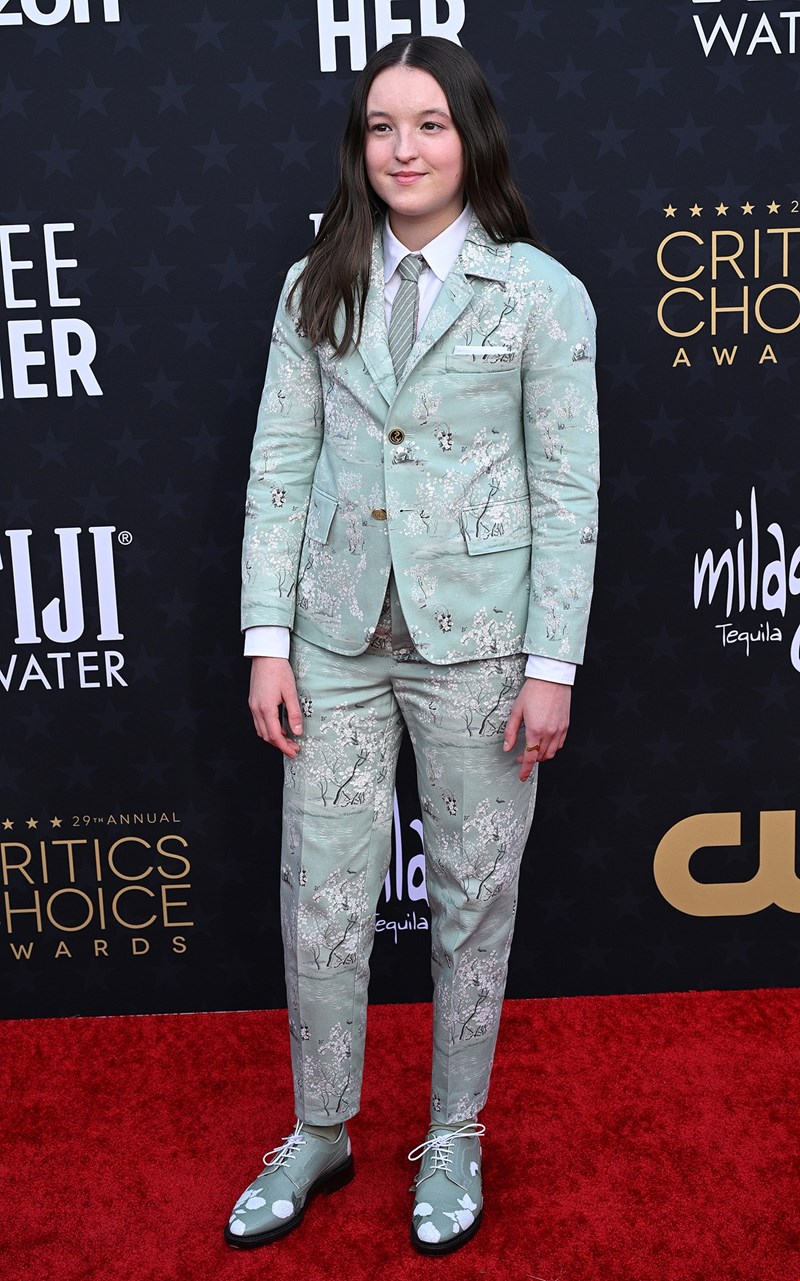 H Bella Ramsey με Thom Browne
