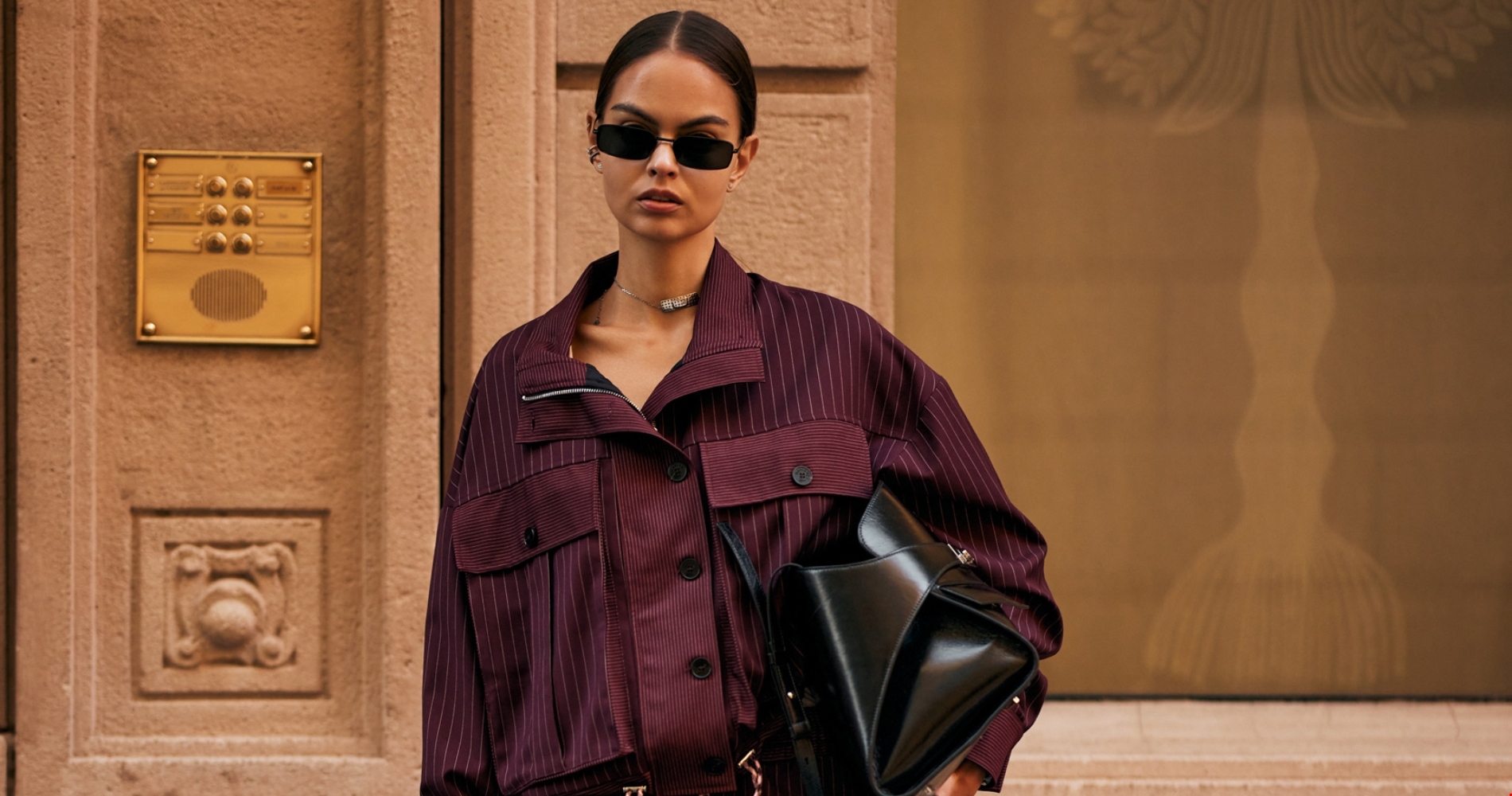 Η Έλλη Στάη με neon πράσινο τζάκετ και sneakers στο κέντρο της Αθήνας - εικόνα 3