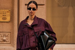 Η Έλλη Στάη με neon πράσινο τζάκετ και sneakers στο κέντρο της Αθήνας - εικόνα 3