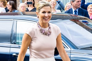 Βασίλισσα Máxima | Με λευκό ασύμμετρο φόρεμα σε βράβευση στη Χάγη - εικόνα 3