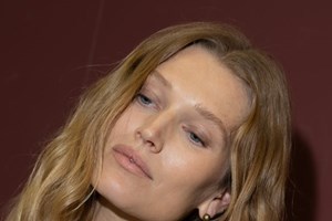 Cherry Makeup | Το πιο sexy μακιγιάζ του καλοκαιριού γίνεται μόνο με 2 προϊόντα - εικόνα 1