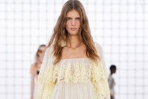 Έλλη Στάη | Οι δύο νέες εμφανίσεις της με λευκές παγιέτες και leopard πουκάμισο - εικόνα 2