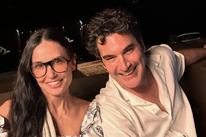 Demi Moore | Τα παιχνίδια στο χιόνι με τη 2χρονη εγγονή της - εικόνα 1