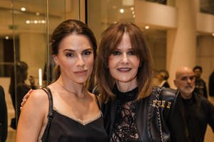 Ντόρα Μπακογιάννη – Ισίδωρος Κούβελος | Απόλαυσαν τη Σία Κοσιώνη στο θεατρικό της ντεμπούτο - εικόνα 4