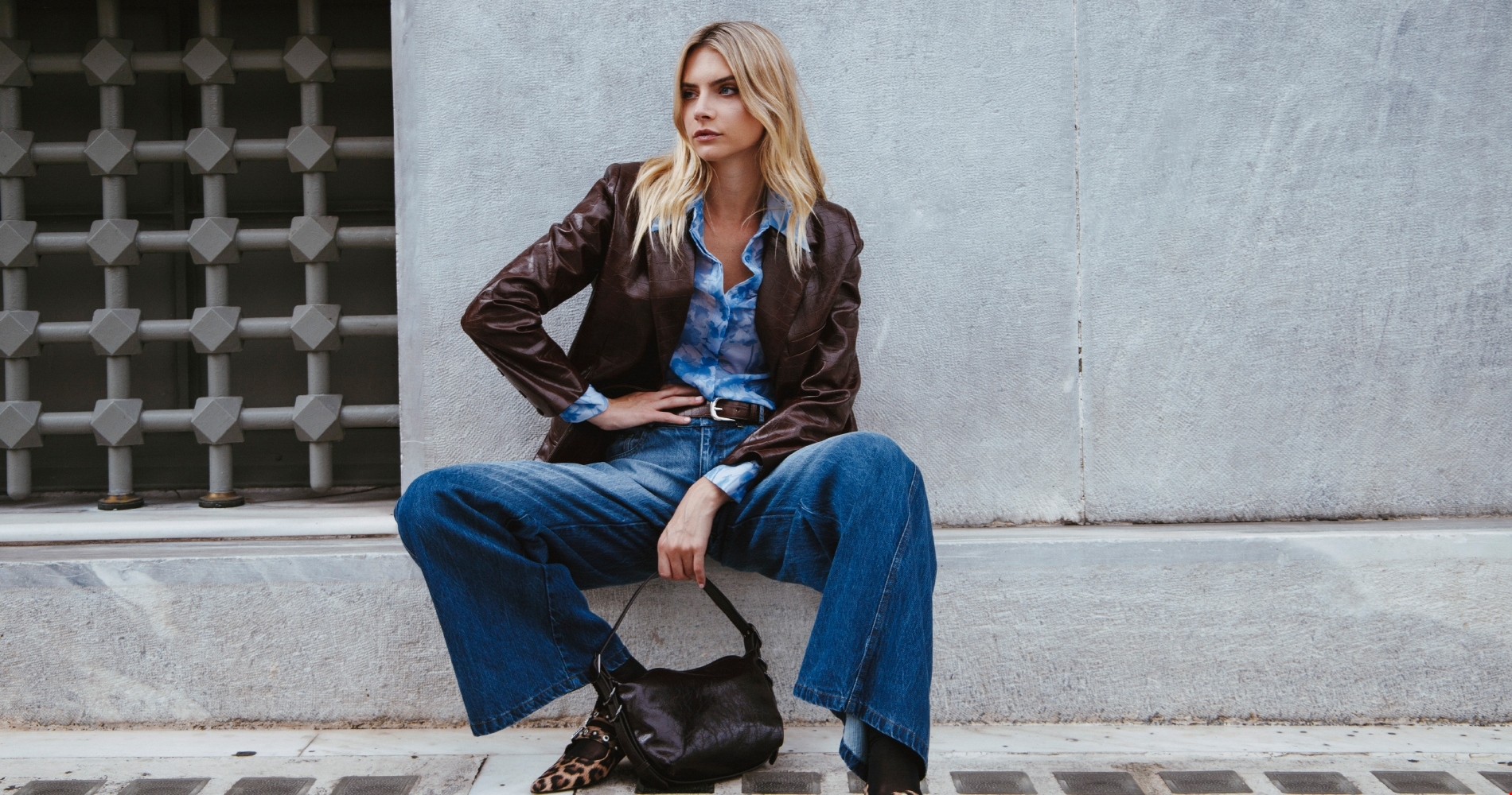 Η Όλγα Κεφαλογιάννη με πουά πουκάμισο και μαύρο παντελόνι στο κέντρο της Αθήνας - εικόνα 4