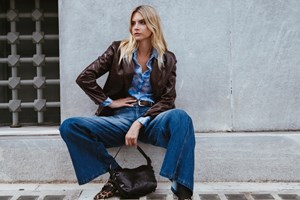 Η Όλγα Κεφαλογιάννη με πουά πουκάμισο και μαύρο παντελόνι στο κέντρο της Αθήνας - εικόνα 4