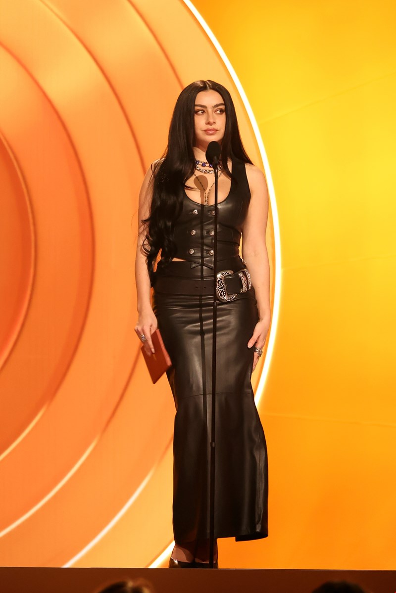 H Charli XCX με Chrome Hearts.