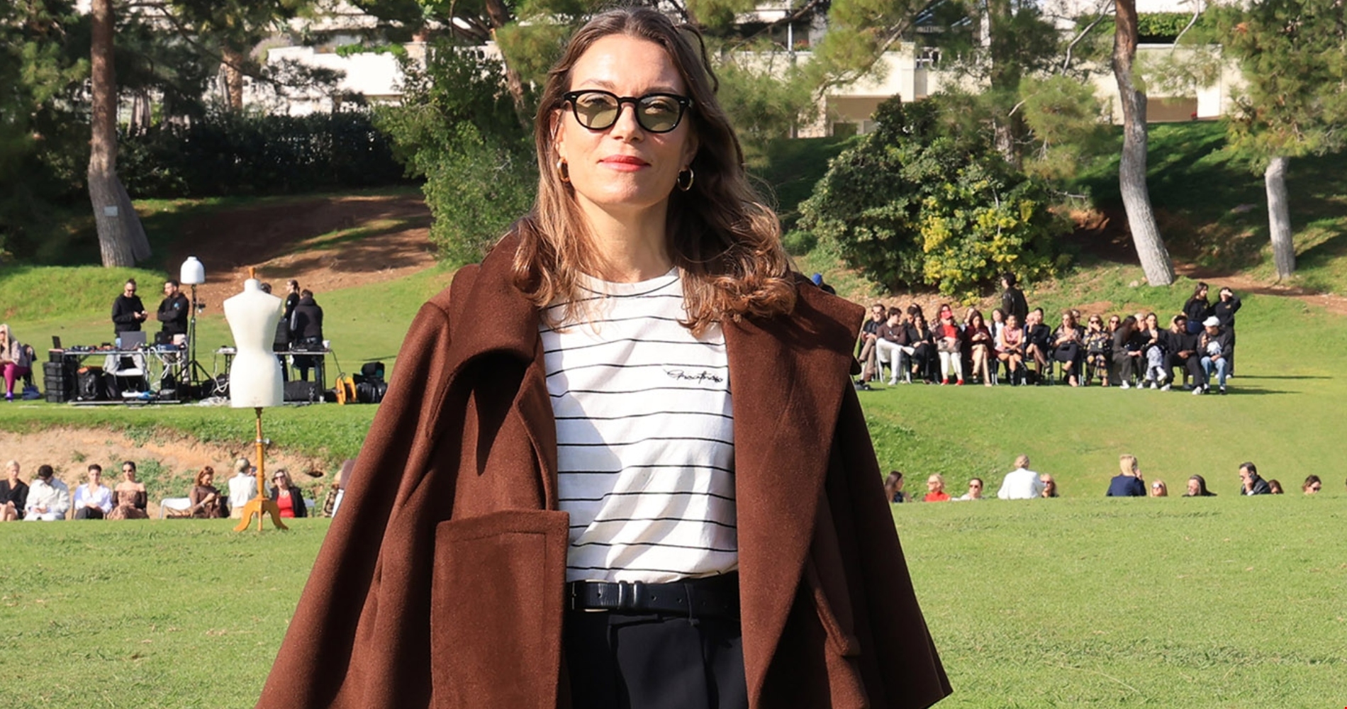 Βίκυ Καγιά | Το casual chic σύνολό της με maxi δερμάτινη φούστα και λευκές, άνετες γόβες