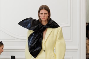 Valentino F/W 25-26 | Το τέλος της σοβαροφάνειας - εικόνα 16