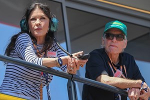 Catherine Zeta Jones | H εντυπωσιακή εμφάνιση με σούπερ μίνι δαντελένιο φόρεμα - εικόνα 2