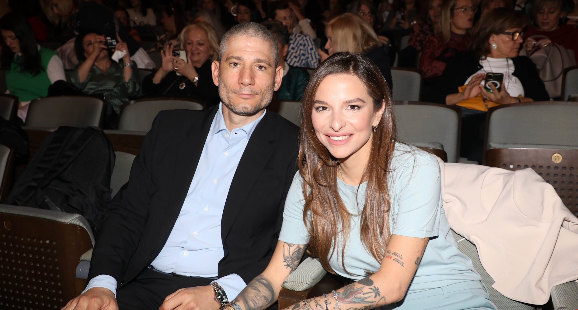 Εριέττα Κούρκουλου Λάτση | Το οικογενειακό κλικ στο στολισμένο για τις γιορτές σαλόνι του σπιτιού της στην Αθήνα