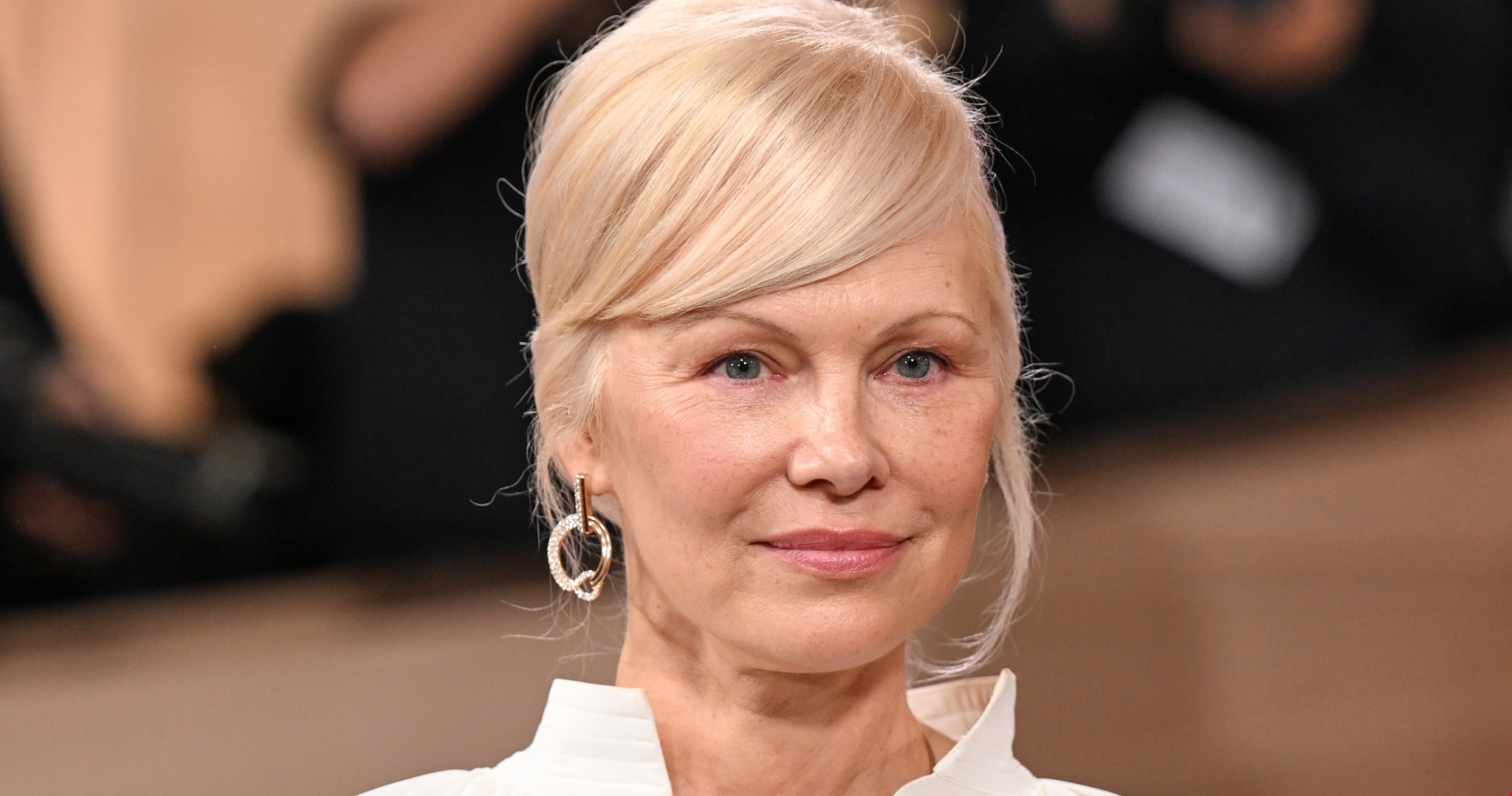 Pamela Anderson | Επέστρεψε στα signature πλατινέ μαλλιά της και έκλεψε την παράσταση στις Χρυσές Σφαίρες