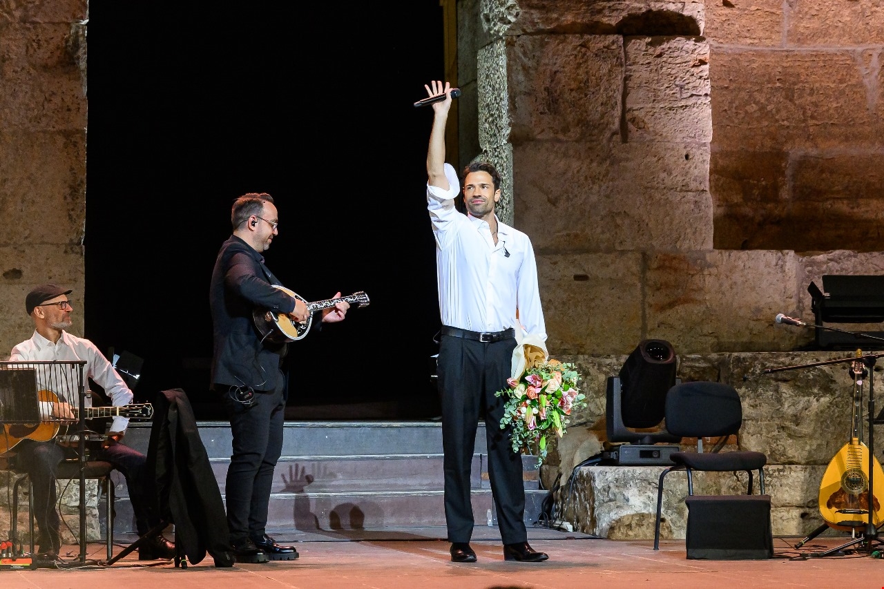 Όταν η Μιράντα Πατέρα πόζαρε με τις έφηβες κόρες της Αλεξάνδρα και Νταίζη Νίκα - εικόνα 2