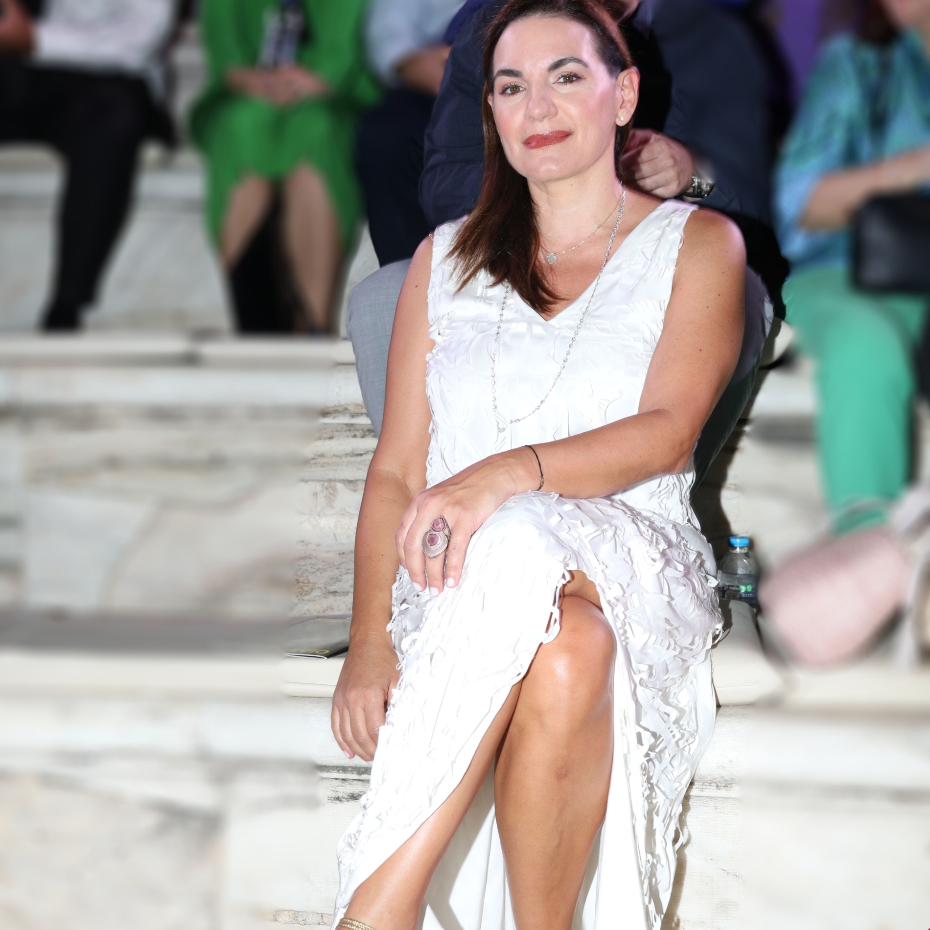 Όλγα Κεφαλογιάννη | Η εμφάνιση με λευκό φόρεμα και χρυσές εσπαντρίγιες στο Ηρώδειο
