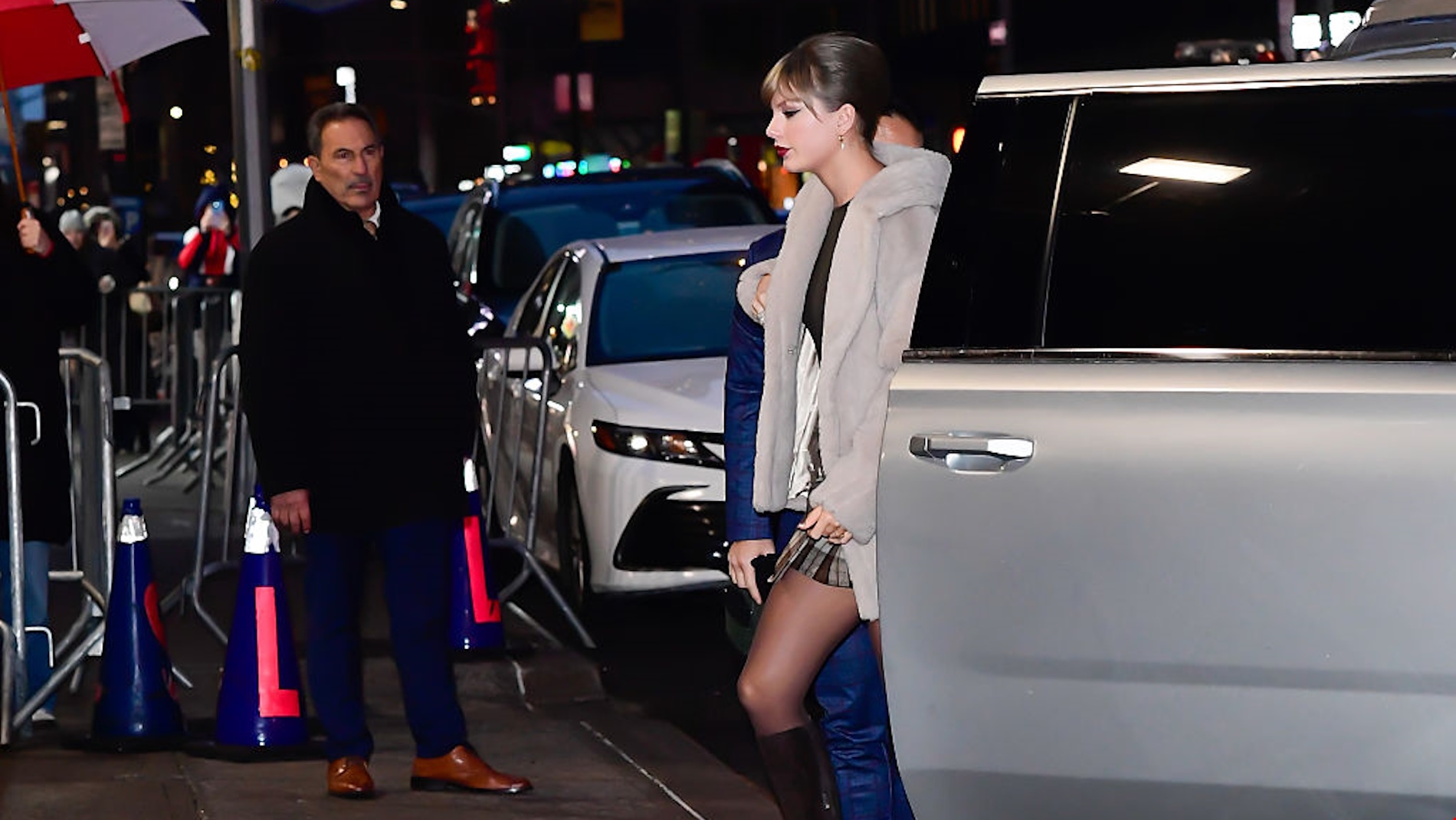 Taylor Swift | Η τολμηρή εμφάνιση στο The Late Show με τον Stephen Colbert με mini βελούδινο φόρεμα