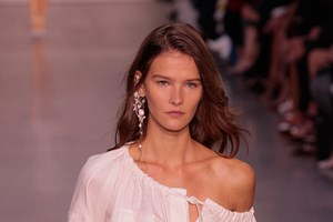 6 αλάνθαστοι κανόνες ομορφιάς για να αποφύγεις τις πανάδες και τις σκούρες κηλίδες στην επιδερμίδα σου - εικόνα 1