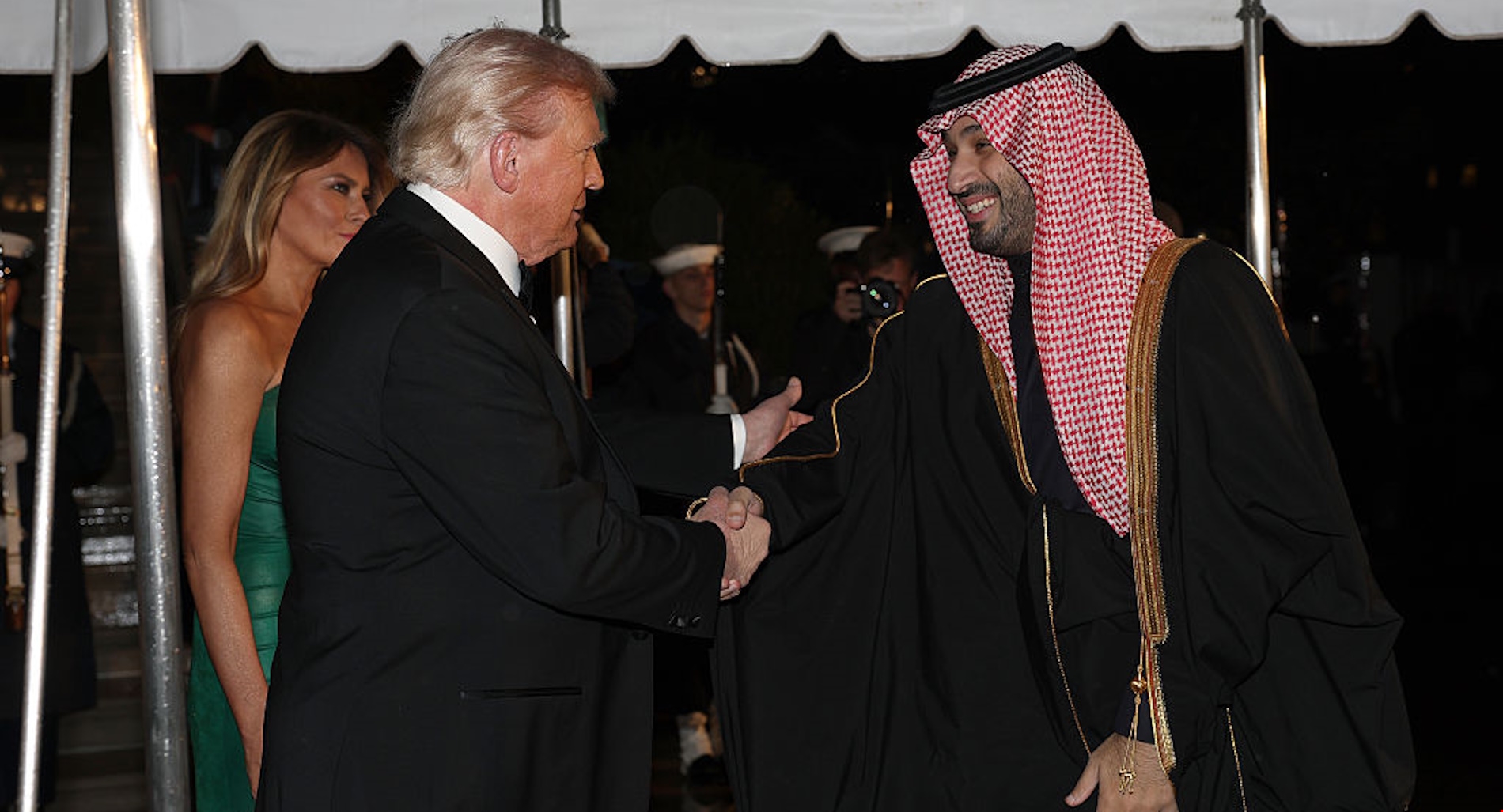 Ο Trump και η Melania παρέθεσαν δείπνο για τον Σαουδάραβα πρίγκιπα διάδοχο! Παρόντες και οι Εlon Musk, Cristiano Rοnaldo