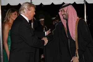 Melania Trump | Η πρώτη κυρία υποδέχεται την εορταστική περίοδο καλωσορίζοντας το χριστουγεννιάτικο δέντρο του Λευκού Οίκου - εικόνα 3