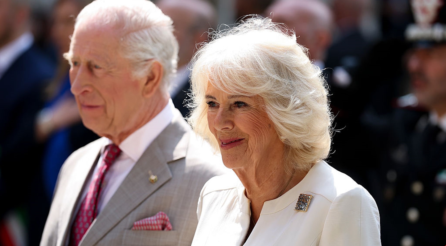 Βασίλισσα Καμίλα | Η ιστορική καρφίτσα που επέλεξε για τη χριστουγεννιάτικη κάρτα με τον βασιλιά Κάρολο