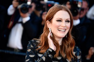 Το λευκό παντελόνι της Julianne Moore είναι το κλειδί για μια δροσερή εμφάνιση χωρίς να προσθέτει κιλά και χρόνια - εικόνα 3
