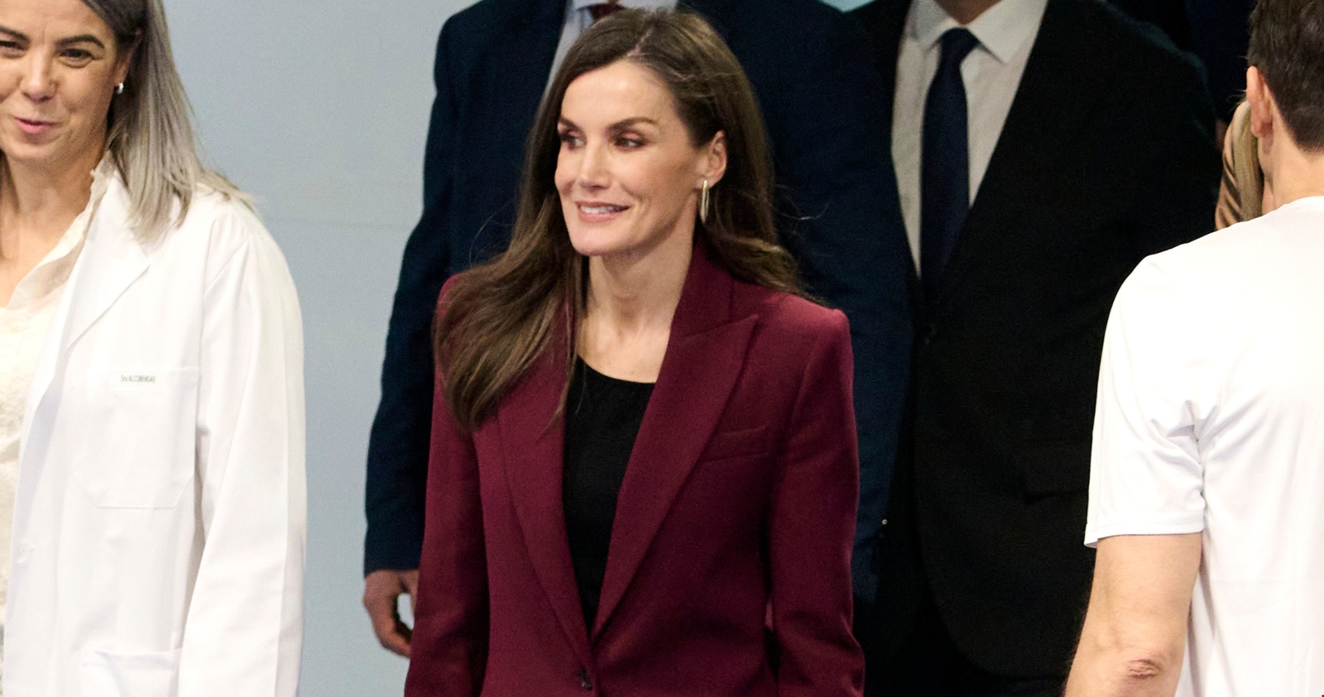 Βασίλισσα Maxima της Ολλανδίας | Με maxi καρό σύνολο και τσάντα Marni σε επίσκεψη σε σχολείο - εικόνα 1