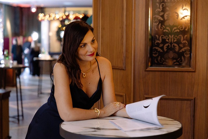 Η Ελένη Στασινοπούλου, με κοσμήματα Poniros Jewelry