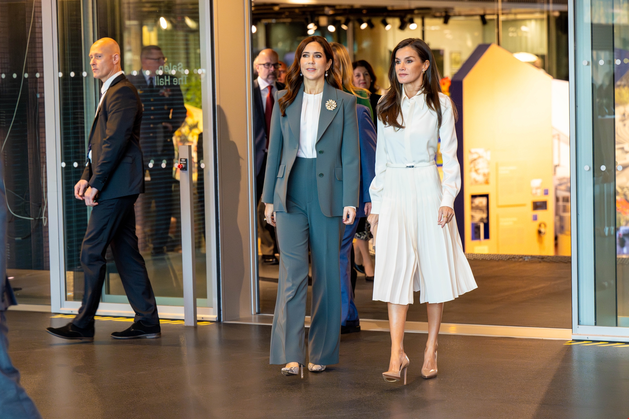 Βασίλισσα Letizia | Με ριγέ πουκάμισο Mango σε δημόσια εμφάνισή της - εικόνα 3