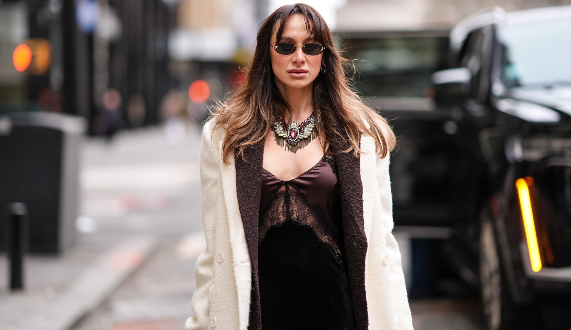 Βελούδινο, backless | Το φόρεμα από τη Zara που είναι η απόλυτη επιλογή για τα Χριστούγεννα