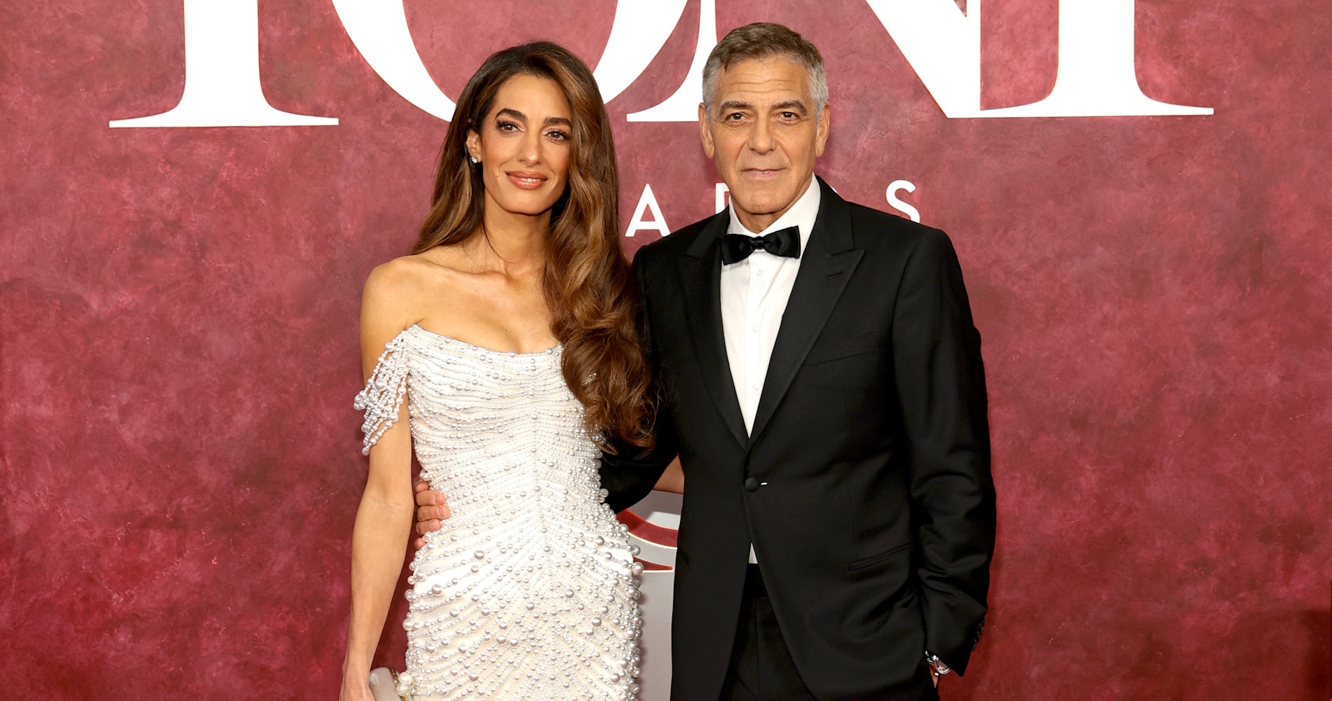 George & Amal Clooney | Το τρυφερό φιλί που κατέγραψε ο φακός στα παρασκήνια των Tony Awards