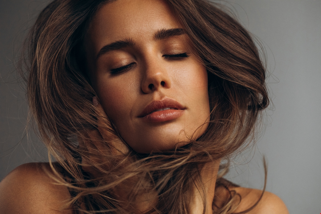 Brown like sugar | Οι καφέ mascaras που θα λατρέψεις για το φυσικό μακιγιάζ του καλοκαιριού - εικόνα 1